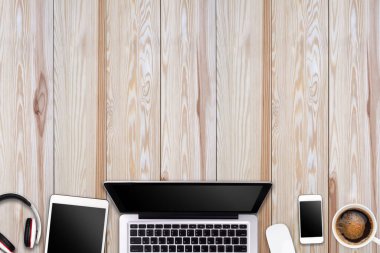 Laptop tableti, akıllı telefon ve kahve fincanı olan modern çalışma alanı ahşap arka planda. Üst Manzara. Düzleştirme biçimi.