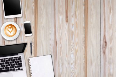Laptop tableti, akıllı telefon ve kahve fincanı olan modern çalışma alanı ahşap arka planda. Üst Manzara. Düzleştirme biçimi.