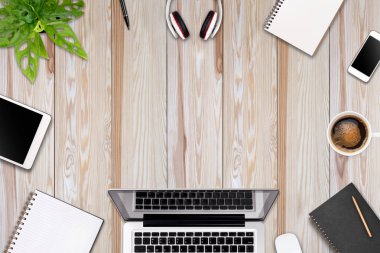 Laptop tableti, akıllı telefon ve kahve fincanı olan modern çalışma alanı renk arkaplanının fotokopisi. Üst Manzara. Düzleştirme biçimi.