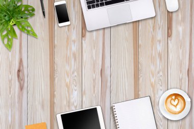 Laptop tableti, akıllı telefon ve kahve fincanı olan modern çalışma alanı ahşap arka planda. Üst Manzara. Düzleştirme biçimi.