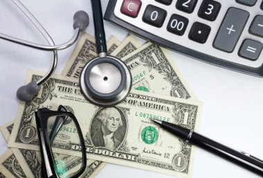 Kalem steteskobu bardakları ve dolar beyaz arka grubuna.