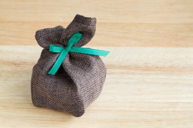 Sırtında kurdele olan çuval hediye çantası.