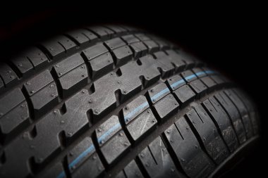 Siyah grupta izole edilmiş lastik