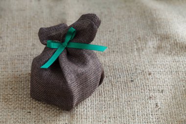 Torba arkasında kurdele olan çuval hediye çantası