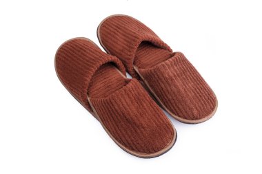 Kahverengi yün terlik beyaz grupta izole edilmiş.