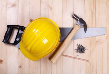 Ahşap masada marangoz aleti