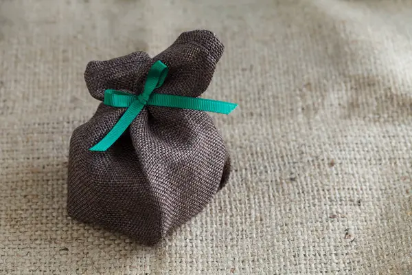 Torba arkasında kurdele olan çuval hediye çantası