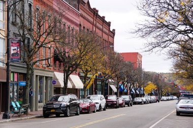 Corning, New York, ABD - 18 Ekim 2022 Sonbahar sezonu boyunca caddelerdeki araba ve dükkanlar