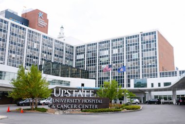 Syracuse, New York, ABD - 15 Ekim 2022 Upstate University Hospital and Cancer Center 'ın ön görüntüsü