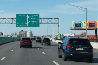 Syracuse, New York, ABD - 16 Ekim 2022 - 690 Batı Anayolu trafiği ve I-81 Kuzey & Güney