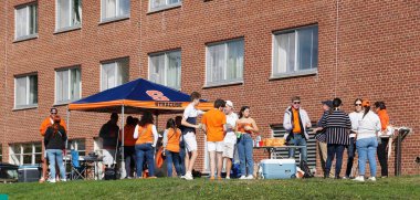Syracuse, New York, ABD - 15 Ekim 2022 Futbol maçından önce üniversite öğrencileri