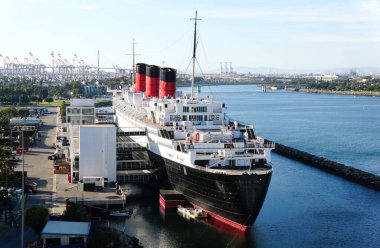 Long Beach, California, ABD - 5 Kasım 2022 Queensway Körfezi 'ndeki Queen Mary Oteli olarak yeniden yaratılan bir gemi.
