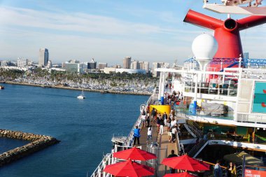 Long Beach, California, ABD - 5 Kasım 2022 Queensway Körfezi rıhtımındaki Karnaval Gemisi