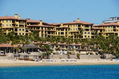 Cabo San Lucas, Meksika - 7 Kasım 2022 Sahildeki lüks sahil tatil köyü
