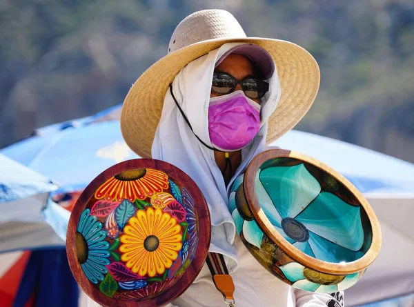 墨西哥卡波圣卢卡斯 Cabo San Lucas 2022年11月7日 一位当地销售人员在阳光灿烂的日子里推出彩色碗出售 — 图库照片