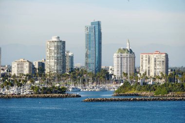 Long Beach, California, ABD - 5 Kasım 2022 Queensway Körfezi 'ndeki tekne limanı ve binaların manzarası