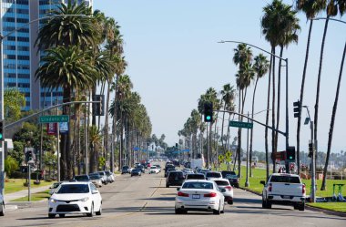 Long Beach, California, ABD - 12 Kasım 2022 Güneşli bir günde Lindero Bulvarı 'ndaki trafiğin manzarası