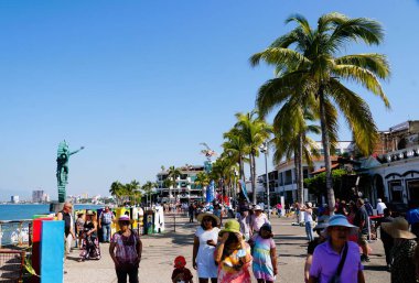 Puerto Vallarta, Meksika - 9 Kasım 2022 - Turistlerle dolu sahil manzarası