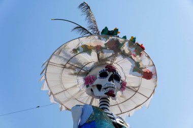 Puerto Vallarta, Meksika - 9 Kasım 2022 Ölüler Günü için sergilenen baş mabedini kapatın