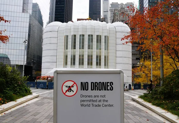 Nova Iorque Eua Outubro 2022 Sinal Drones Exibido Frente Igreja — Fotografia de Stock