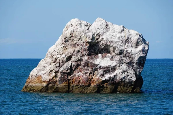 Widok Białą Skałę Środku Oceanu Słoneczny Dzień Pobliżu Mazatlan Meksyk — Zdjęcie stockowe