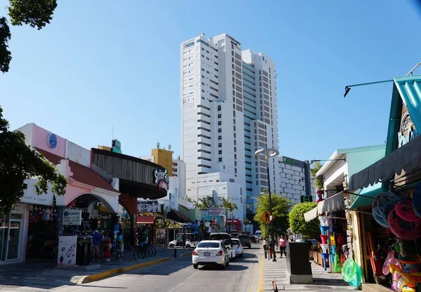 2022年11月9日 メキシコ マザトラン 街中の交通量の多い通りにあるホテル レストラン ショップの景色 — ストック写真
