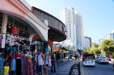 Mazatlan, Meksika - 9 Kasım 2022 - Şehirde trafiğin olduğu otellerin, restoranların ve dükkanların manzarası