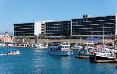 Cabo San Lucas, Meksika - 7 Kasım 2022 Liman ve yolcu taşıyan yolcu gemilerinin manzarası