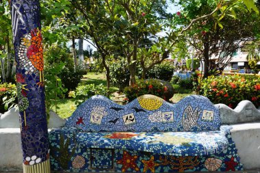 Puerto Vallarta, Meksika - 9 Kasım 2022 Mozaik fayans parkında renkli parlak fayanslarla donatılmış bank