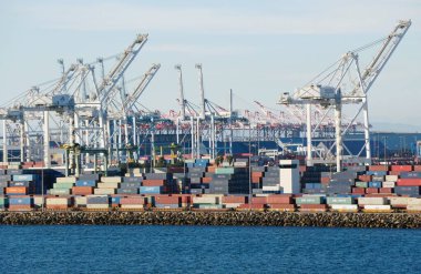 Kaliforniya, ABD - 5 Kasım 2022 Long Beach Konteyner Terminalindeki vinç ve nakliyat manzarası