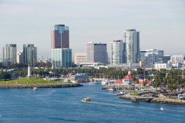 Long Beach, California, ABD - 5 Kasım 2022 - Güneşli bir günde Queensway Körfezi boyunca bulunan tekne limanı ve binaların manzarası