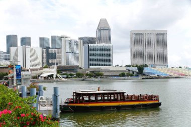 Esplanade Drive, Singapur - 19 Şubat 2023 - Körfez kenarındaki teknenin ve modern binaların manzarası