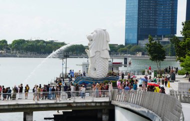 Esplanade Drive, Singapur - 19 Şubat 2023 - Merlion heykelinin etrafındaki turistler