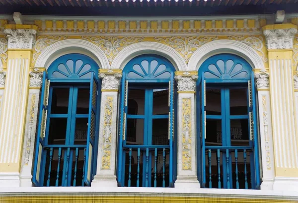 ブラスバサ シンガポール 2023年2月18日 通りにバルコニー付きの青と白の古いスタイルの行店の家 — ストック写真