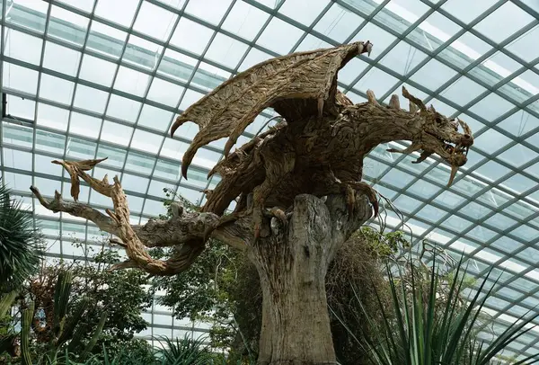 新加坡湾附近的花园 2023年2月19日 一座巨大的龙棕色雕像 位于花柱内 — 图库照片