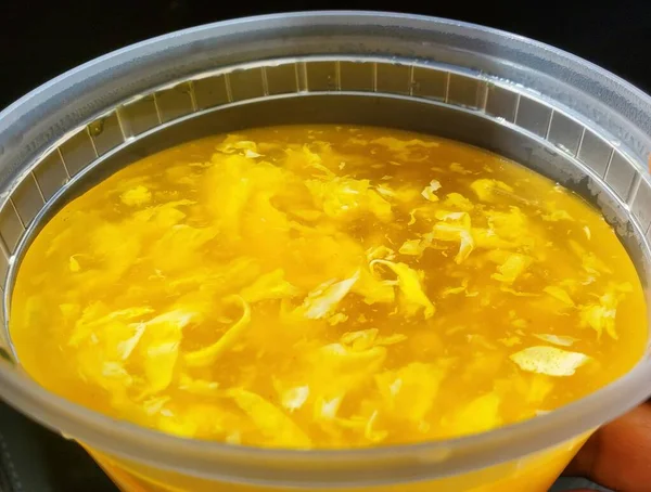 Primer Plano Sopa Huevo Dentro Recipiente Plástico — Foto de Stock