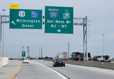 New Castle, Delaware, ABD - 14 Nisan 2023 - 13. karayolu ve 295 nolu karayolu yakınlarındaki yoğun trafik