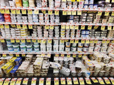 Wilmington, Delaware, ABD - 30 Mayıs 2023 - Raflarda yoğurt çeşitleri