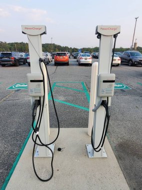 Lewes, Delaware, ABD - 18 Haziran 2023 Elektrikli Araç Şarj İstasyonu