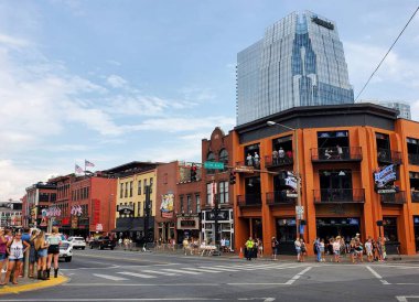 Nashville, Tennessee, ABD - 26 Haziran 2022 Broadway Caddesi boyunca bar ve restoranlar