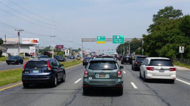 Rehoboth Beach, Delaware, ABD - 18 Haziran 2023 - Lewes 'e doğru 1. Otoyol' da yoğun trafik