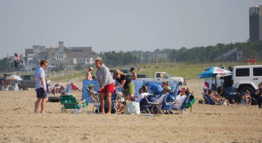 Rehoboth Beach, Delaware, ABD - 18 Haziran 2023 - Kuzey Sahilleri yakınlarındaki bir grup aile