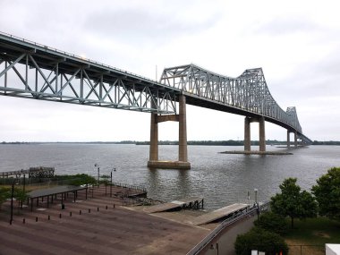 Chester, Pennsylvania, ABD - 3 Haziran 2023 - Komodor Barry Bridge ve Delaware River 'ın yan görüntüsü