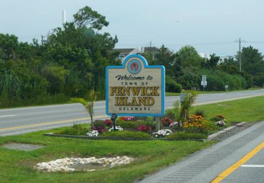 Fenwick Adası, Delaware, ABD - 8 Temmuz 2023 Plaj kasabasına hoş geldin tabelası