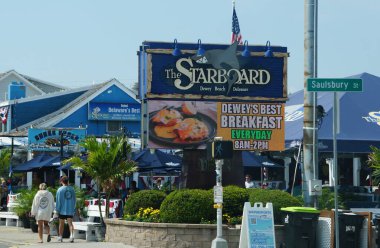 Dewey Beach, Delaware, ABD - 8 Temmuz 2023 Ünlü Sancak Pençesi Restoranı ve Bar tabelası