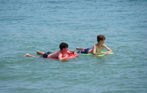 美国特拉华州芬威克岛 2023年7月8日 两名小男孩漂浮在海滩边的冲浪板上 — 图库照片