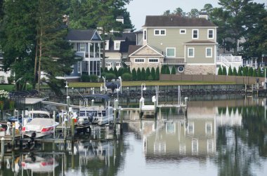 Rehoboth Sahili, Delaware, ABD - 8 Temmuz 2023 Körfez kıyısındaki lüks rıhtım evleri manzarası