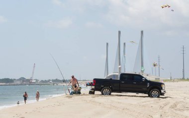 Bethany Beach, Delaware, ABD - 8 Temmuz 2023 - Yazın açık hava sineması ve sörf sahili manzarası