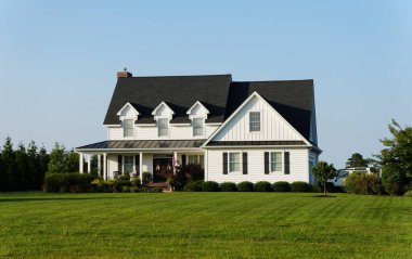 Milford, Delaware, ABD yakınlarında siyah çatılı güzel beyaz çiftlik evi.