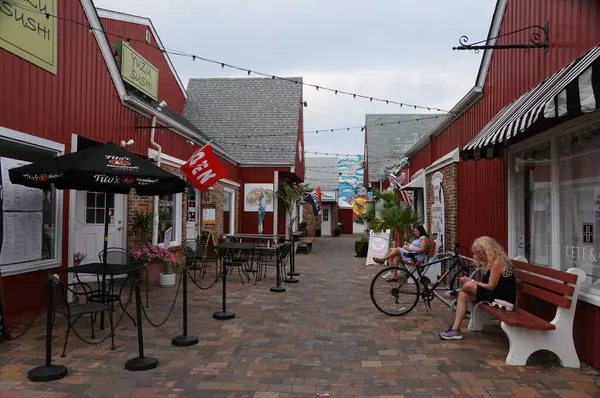 Fenwick Island Delaware Usa Juli 2023 Geschäfte Und Restaurants Rund lizenzfreie Stockfotos